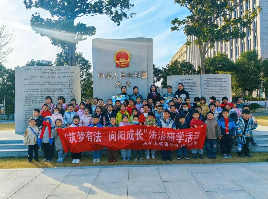 一禾龍?jiān)春變簣@走進(jìn)法院社會(huì)實(shí)踐活動(dòng)